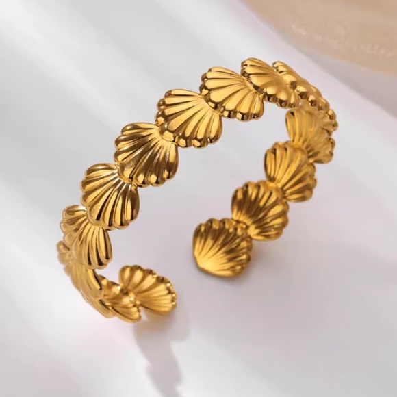 Anthropologie Gold Shell Bracelet - Picture 5 of 5